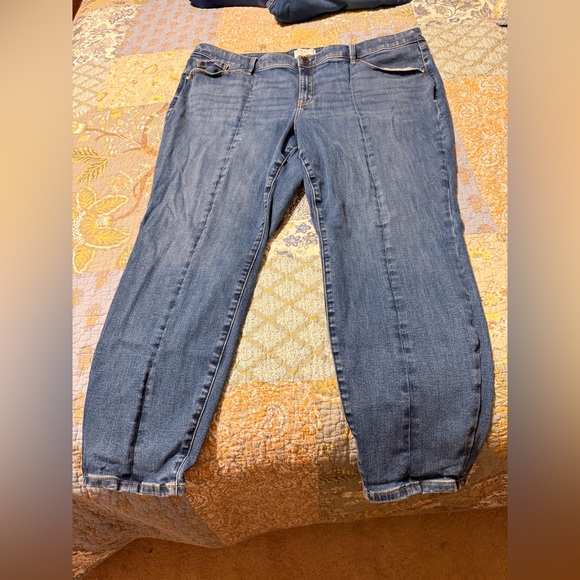 👖 Signature Fit Skinny Jeans w/ Front Seaming 👖 - Picture 3 of 15